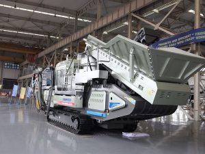 Мобильная конусная дробилка LT200HPX подходит для дробления твердых пород второй и третьей очереди.